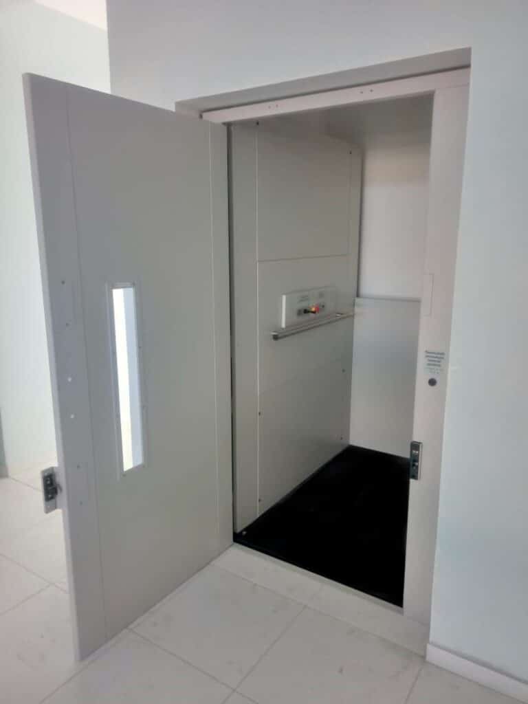 Plataforma elevatória AC08
